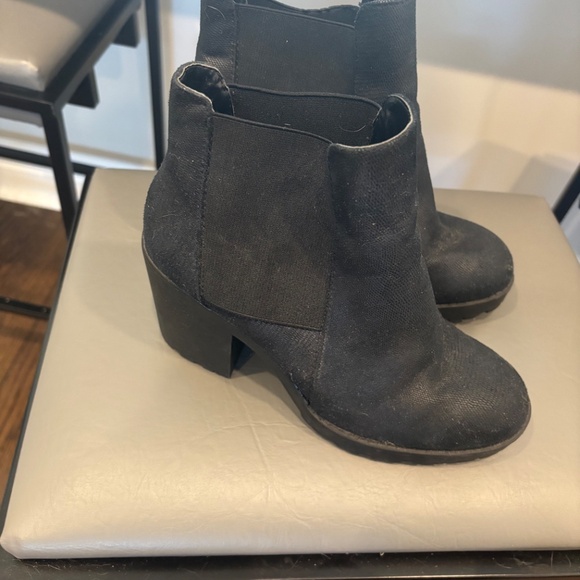 Spring heeled booties - Picture 2 of 2